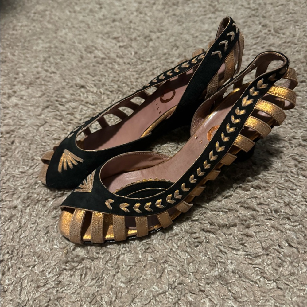 Elegant Black and Gold Women's Shoes
